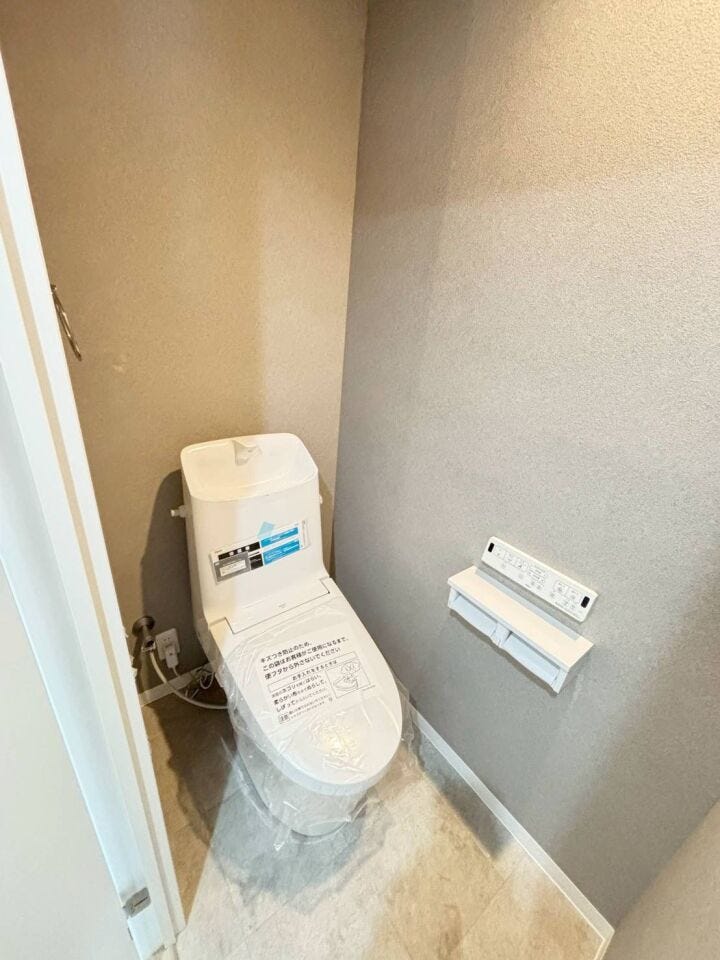 《トイレ》
ウォシュレット付きトイレです。