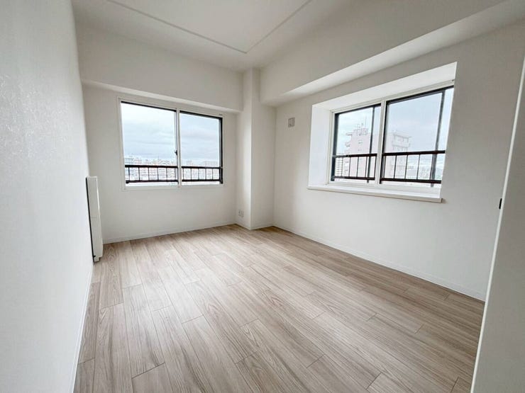 《洋室2》
約6.5帖のお部屋です。2面採光で風通し良好。
家具の配置、動線が確保しやすい長方形の洋室です。