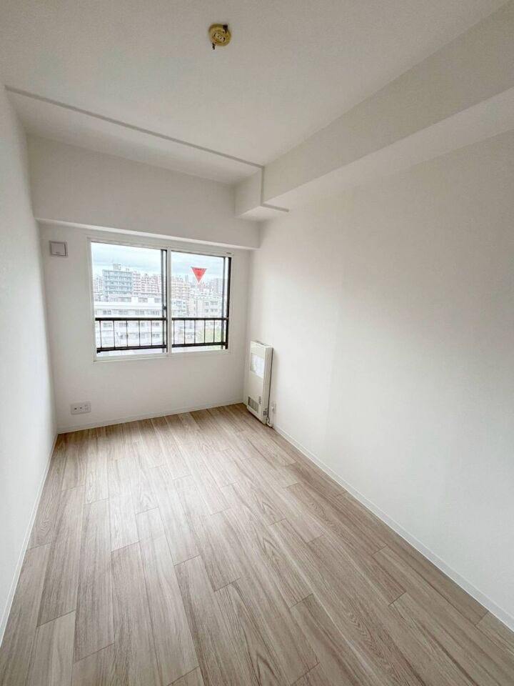 《洋室3》
約4.3帖のお部屋です。こども部屋にもおすすめ♪シンプルな内装でインテリアも選びやすい♪