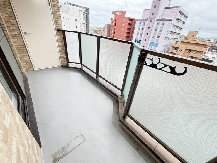 《バルコニー》
南向きのバルコニーになります。
日当たりも望めるのでお部屋の中も明るくなります!
