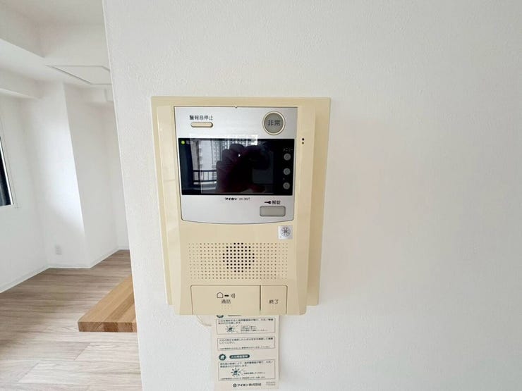 《モニター付きインターホン》
急な来客時も安心!
家事導線を考慮した個所に設置!
防犯性と利便性に優れ、暮らしをより快適にしてくれます。