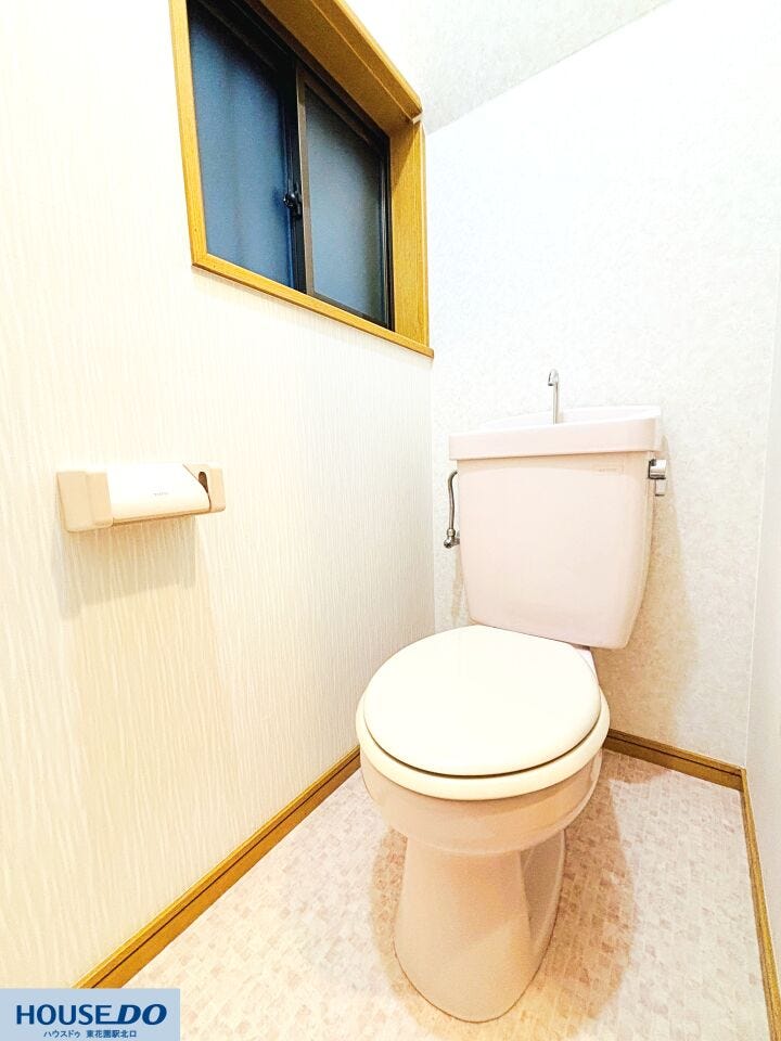 パステルピンクの愛らしいトイレが設置された、温かみのある空間です☆小窓付きで換気もしやすく、心地よいプライベートタイムを過ごせますね♪