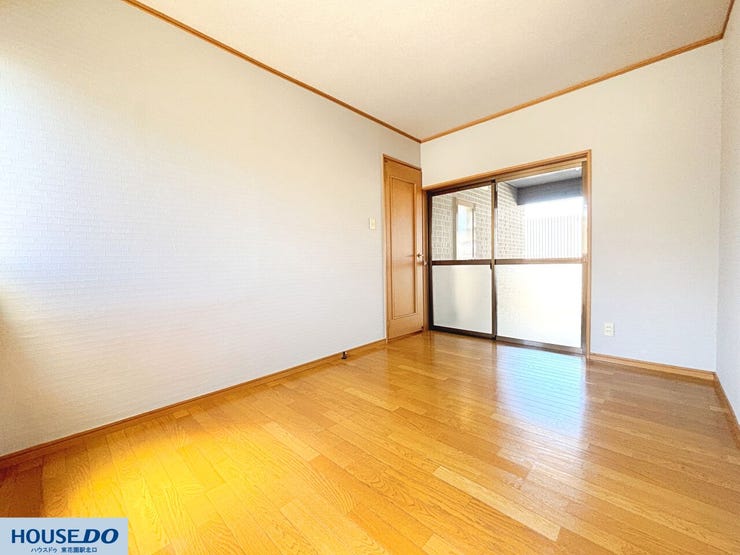 大きな窓から心地よい光が差し込む洋室です☆シンプルな内装はお好みのインテリアを合わせやすく、思い通りのコーディネートが楽しめます♪