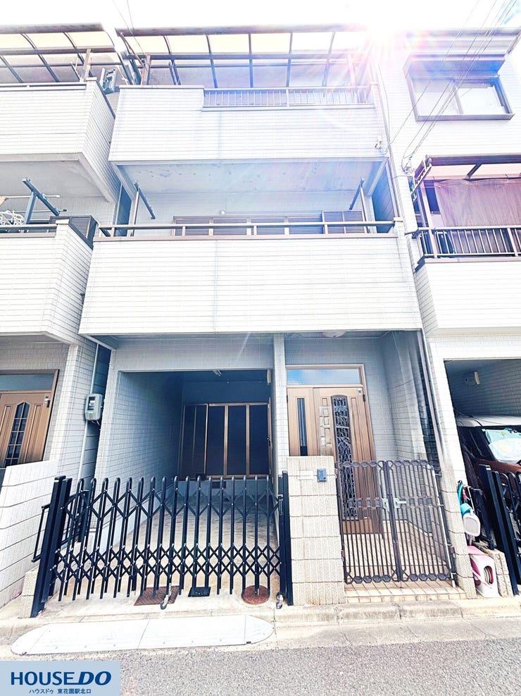落ち着いたグレーの外観は、飽きのこないデザインで、長く愛着を持ってお住まいいただけます。前面道路は交通量も少なく、静かで穏やかな環境です!