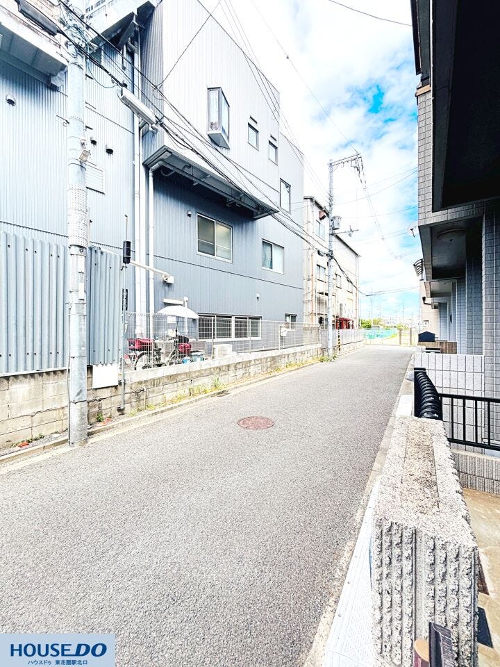 すっきりと舗装された前面道路と、落ち着いた雰囲気が広がる現地周辺です☆ゆとりある道路幅で車の移動やお出かけもスムーズに行えますね♪