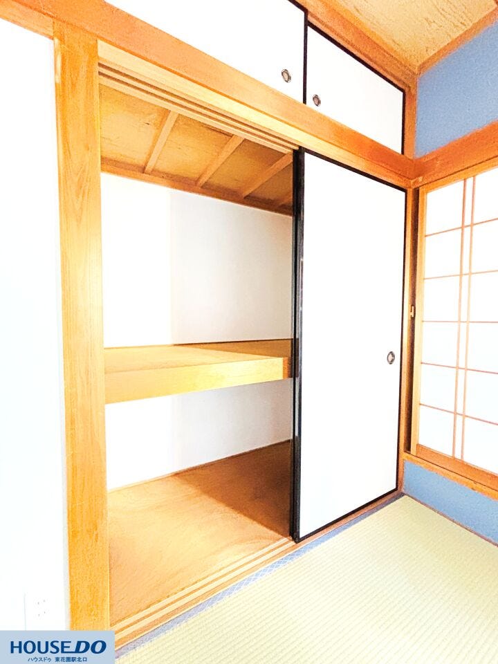 広々とした中段付きの押入です☆布団はもちろん、季節物の家電や衣類ケースなどもすっきり収納できる頼もしいスペースです!上段には天袋も付いているので、使用頻度の低い物の整理にもぴったりですね♪