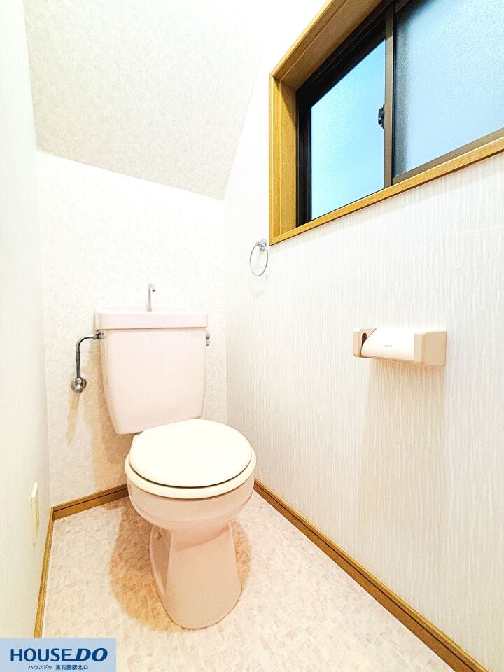 落ち着いた色調のアクセントクロスが映える、上品でシックなお手洗いです!必要な設備も揃っており、快適な毎日をお約束します☆