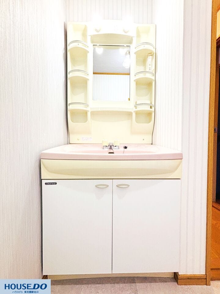 パステルピンクの洗面ボウルが愛らしい洗面化粧台です☆照明付きの三面鏡には、歯ブラシや化粧品をすっきり収納できるポケットがたくさん♪朝の身支度もスムーズに整いますね!