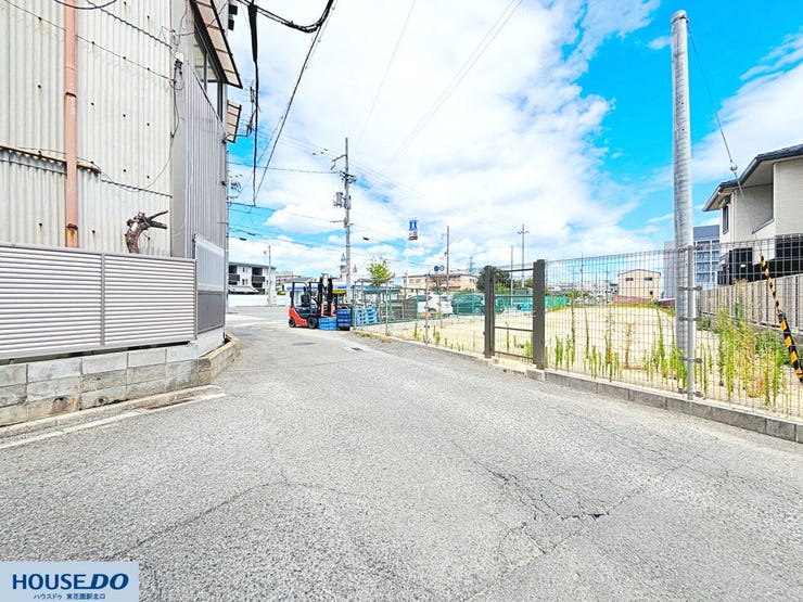 すっきりと舗装された前面道路と、開放感のある周辺環境が魅力の現地周辺です☆車のすれ違いもしやすいゆとりある道路幅で、毎日の移動や駐車もスムーズに行えますね♪