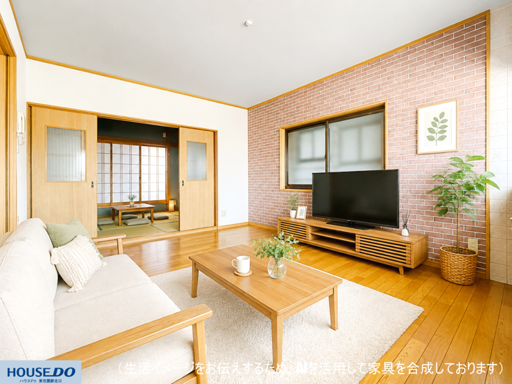 【リビング】
光沢のあるフローリングに、レンガ調のアクセントクロスが個性的なダイニングキッチンです☆明るく開放感があり、隣の和室との組み合わせで、和モダンなインテリアも楽しめます♪