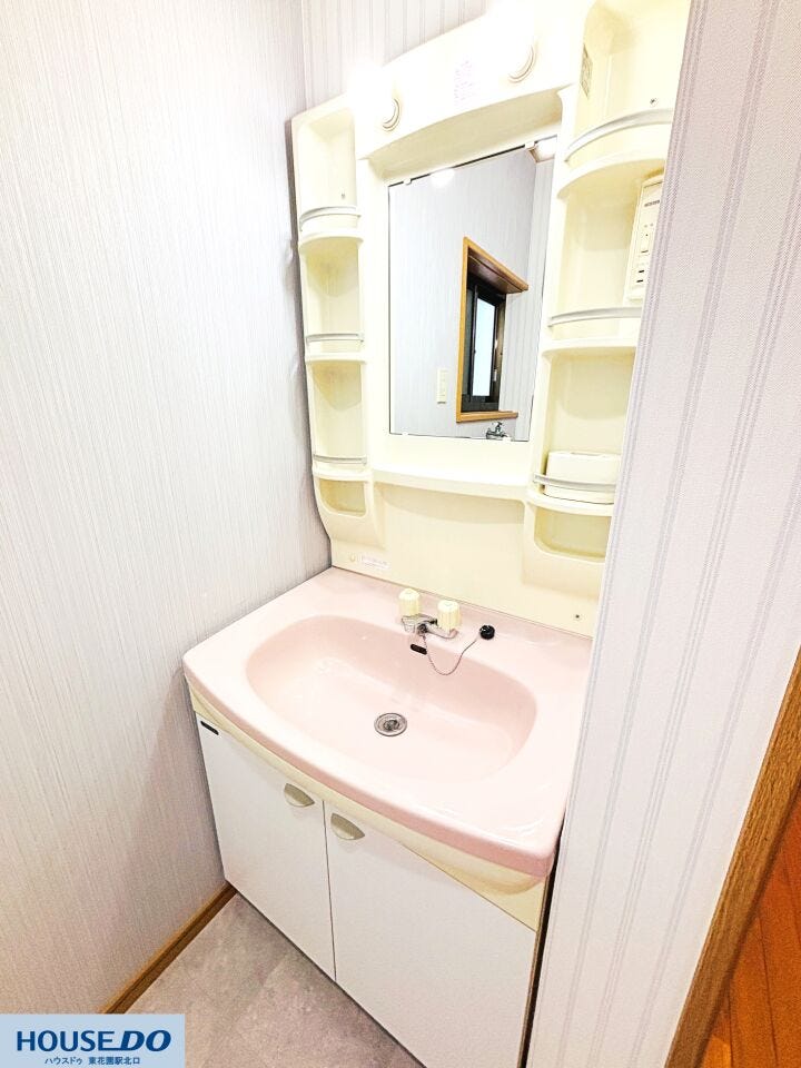パステルピンクの洗面ボウルが可愛らしい洗面所です☆照明付きの大きな三面鏡で身支度もスムーズに♪窓からの光も心地よく、毎日のスタートを爽やかに彩ります!