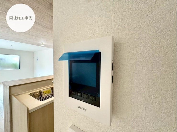 【Facilities】来訪者を確認できるモニター付きインターホンで、防犯面も安心です。