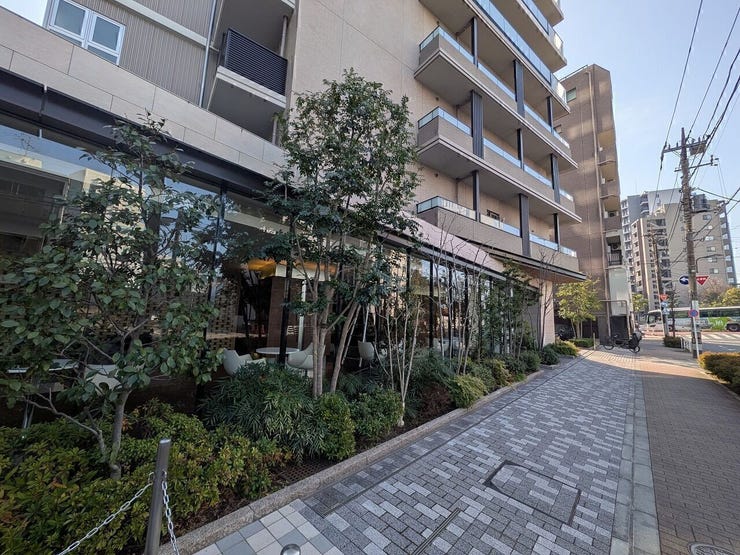 豊かな植栽が彩るエントランス。ロビーが外から見えにくい設計のため、プライバシーに配慮され、緑を眺めながらゆったりとお過ごしいただけます。