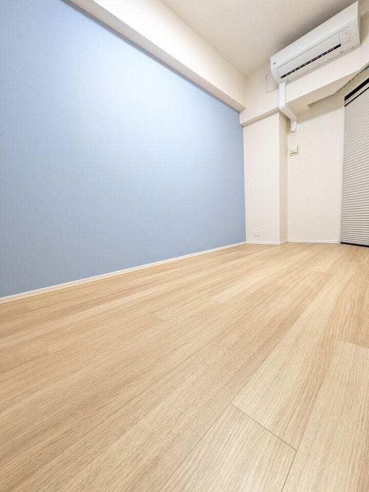 爽やかなブルーのアクセントクロスが、お部屋に彩りをプラス。空間にメリハリを与え、明るく心地よい雰囲気を演出します。