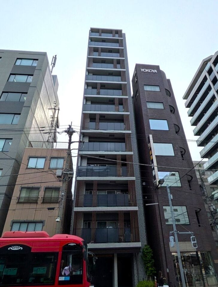 駅近の資産性と、スーパー・コンビニが揃う住環境を兼ね備えた好立地。