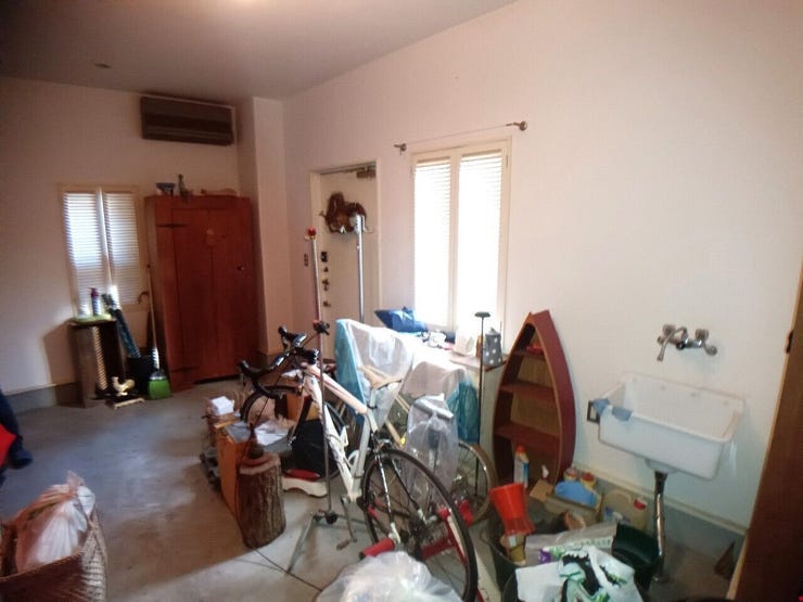 1階部分の土間収納です。バイクも置けます。