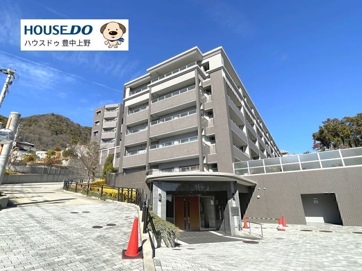 阪急箕面線「箕面駅」まで徒歩6分の場所にあります。箕面公園に隣接し、近くを箕面川がながれ、四季の移ろいを感じられる住環境です。