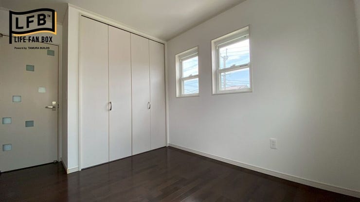 こちらのお部屋には小窓が2つ並んでいて可愛らしいです♪