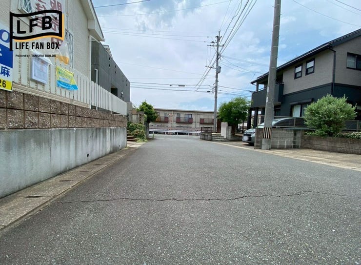 道路幅が約6mあるので、駐車が苦手な方でも安心です♪