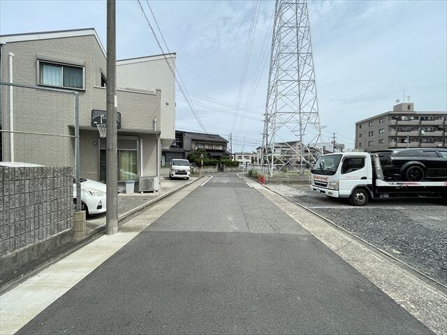 幅員約6mの前面道路です。道路幅にゆとりがあるので、車種を選びません。大きめの車を乗りたい方にもオススメです。