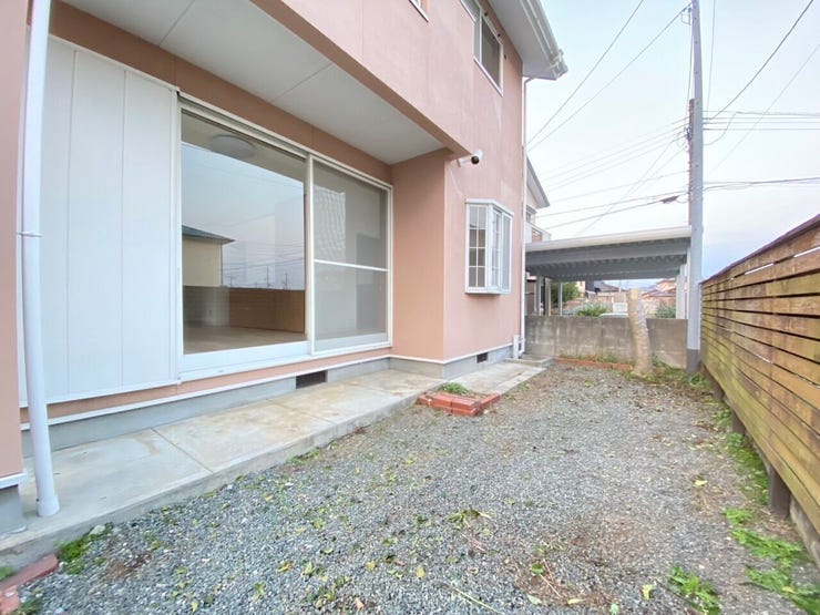 目隠しウッドフェンスのあるお庭です♪南面敷地より高いため、目線も合いづらく、プライバシーに配慮されています♪