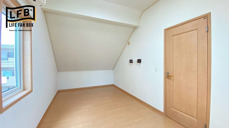勾配屋根の洋室は天井が高いため空間が広く感じられます♪
