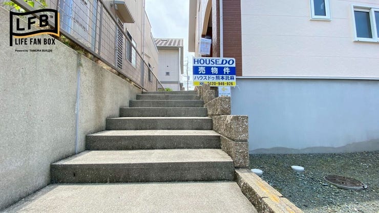 玄関への小上がり階段がおしゃれです♪