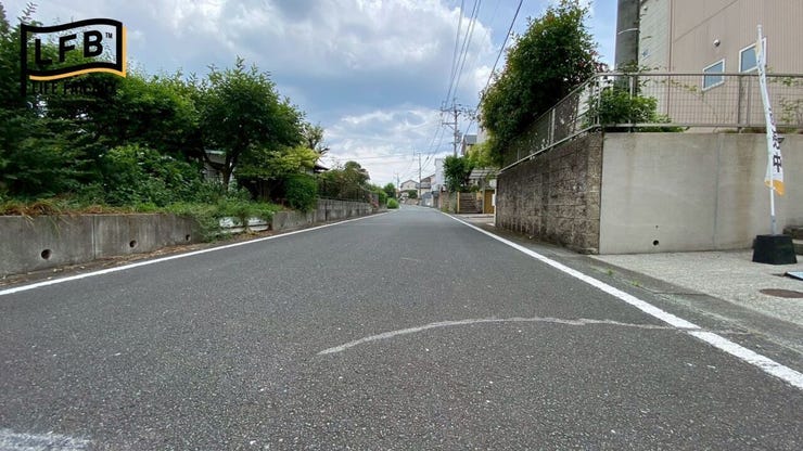 前面道路は約6mあるため、車の出入りがしやすいです♪