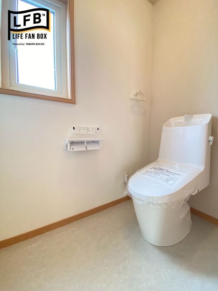 玄関横にトイレがございます♪