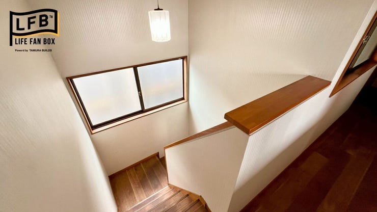 階段の照明が柔らかく照らしてくれます♪