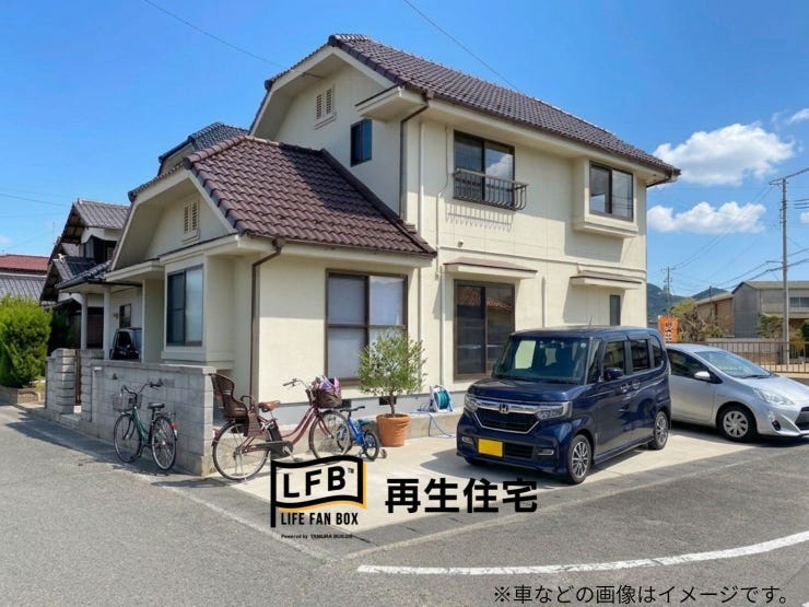【外観】
青空に映える、白を基調とした清潔感あふれる外観。並列駐車も可能なゆとりあるカースペースを確保しています。(車などはイメージになります。)