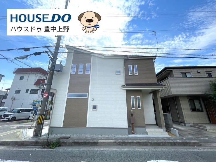 バイカラーの外観が街並みに映える一邸。南向きの陽光と広い前面道路が、角地の心地よい開放感を引き立てます。