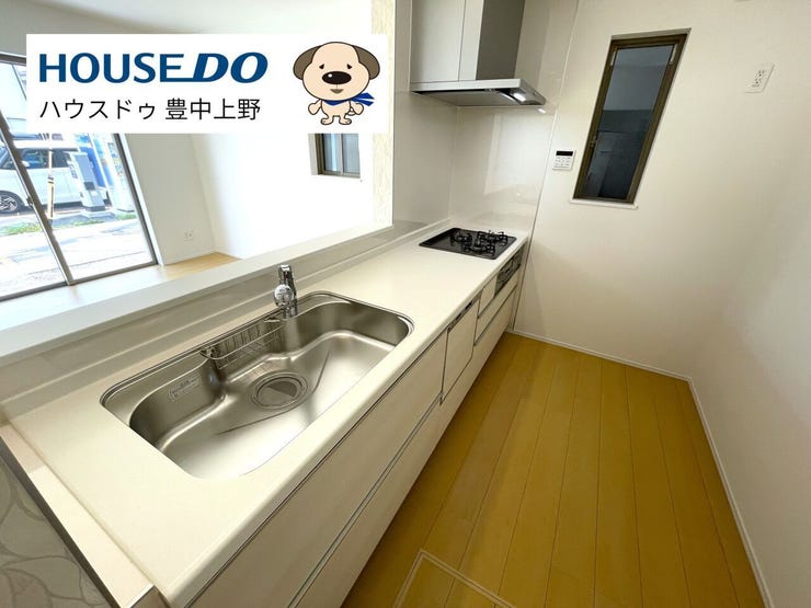 カウンターキッチンに食洗機・浄水器・ワイドシンクを備えた充実設備のキッチン。床下収納もあり、家事がしやすい機能的な空間です。