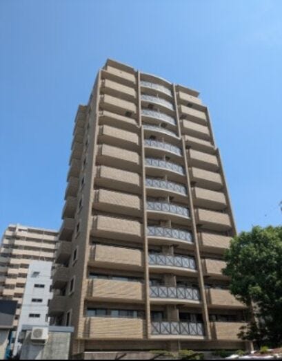 【外観】
■外観■
落ち着いた雰囲気の外観で周辺の街並みに馴染むマンションです
しっかりとした佇まいで毎日の暮らしに安心感を与えてくれます