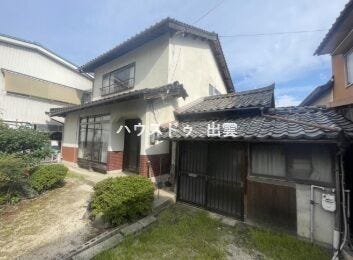 【外観】
近隣には市役所やスーパー、銀行などがあり生活するのに不自由がない立地です。今市小学校まで332mで行けますので通学もしやすいです。