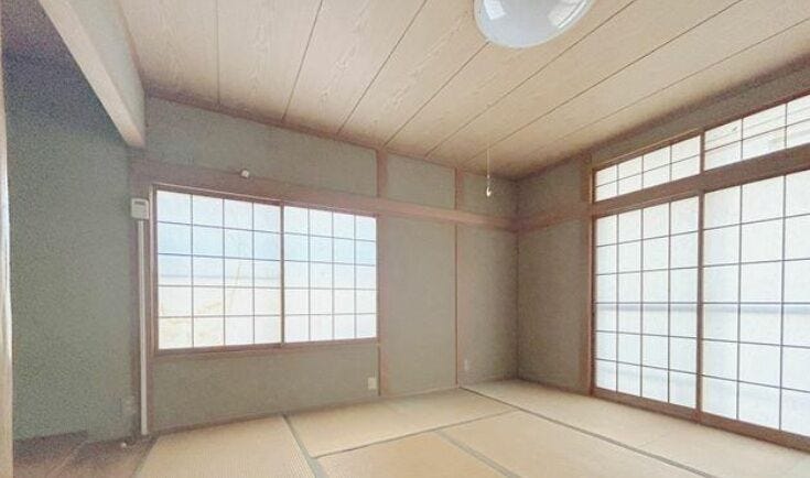 日当りが良く温かみのある和室。押し入れなどもしっかり備わっており、多目的に活用できる使い勝手の良いお部屋です。
