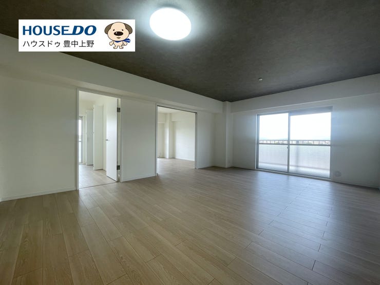 【外観】
【LDK】
約11.5帖とは思えない広がりを感じるLDK。光が差し込み、居心地の良さが際立つ一室です。
