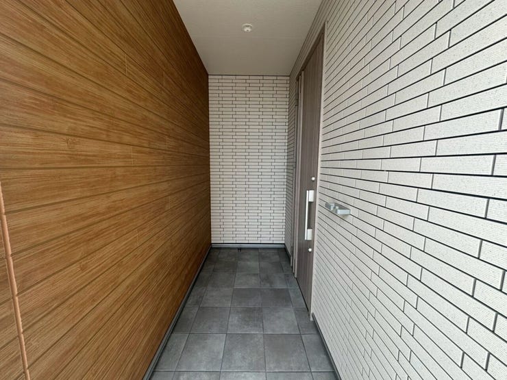 ◆雨や雪でも安心の屋根つき玄関ポーチ♪