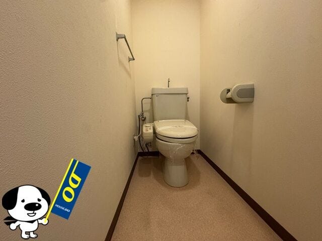 白が基調の清潔感あふれるトイレです