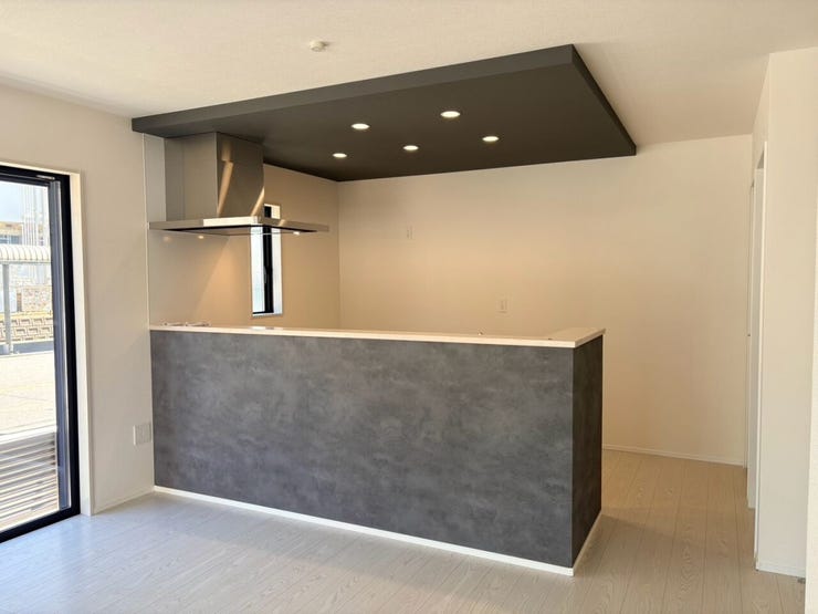 キッチンの黒がアクセントカラーとなっており、高級感ある作りになっています。家族のお顔を見ながら調理できるのも素敵です♪