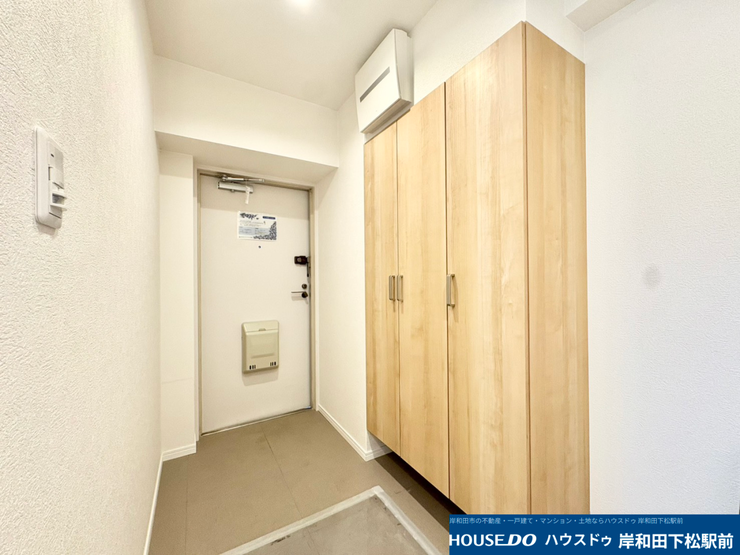 すっきりと片付けられる大型の収納スペースが備わった、使い勝手の良いお部屋です。木目調のデザインが温もりを演出し、玄関まわりを綺麗に保ちながら快適で機能的な新生活をスタートしていただけます!