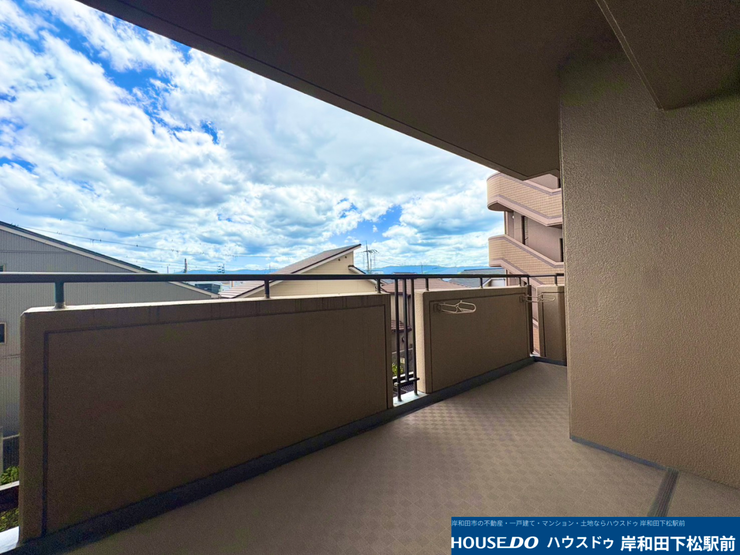 開放感あふれる青空が広がり、心地よい風とたっぷりの陽光を感じられるバルコニーです。広々としたスペースが確保されており、お洗濯物はもちろん、ちょっとしたリフレッシュ空間としても快適にお使いいただけます!