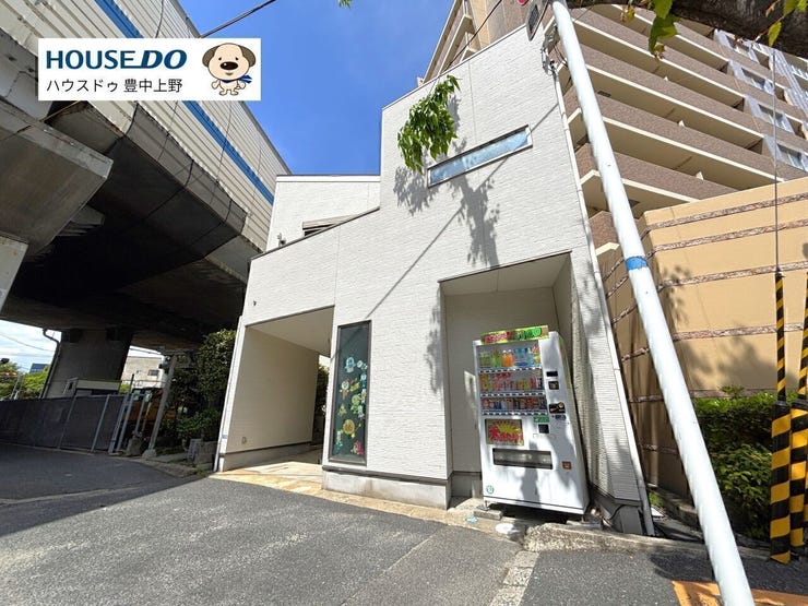 ファミリー層が多い穏やかな空気感の山田市場。完全居住用としてはもちろん、1階を事務所や自宅サロンとしてもご使用いただけます◎
徒歩1分の距離にバス停があり、気軽に千里丘駅まで行くことが可能です◎