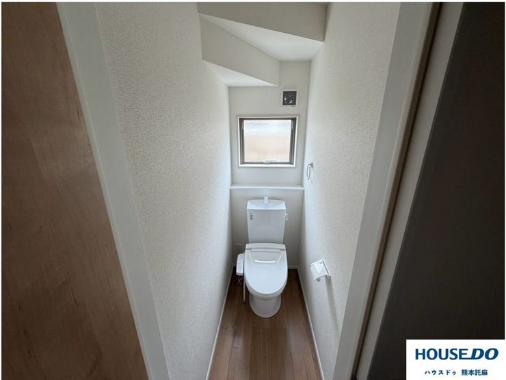トイレには換気に便利な窓付き!
