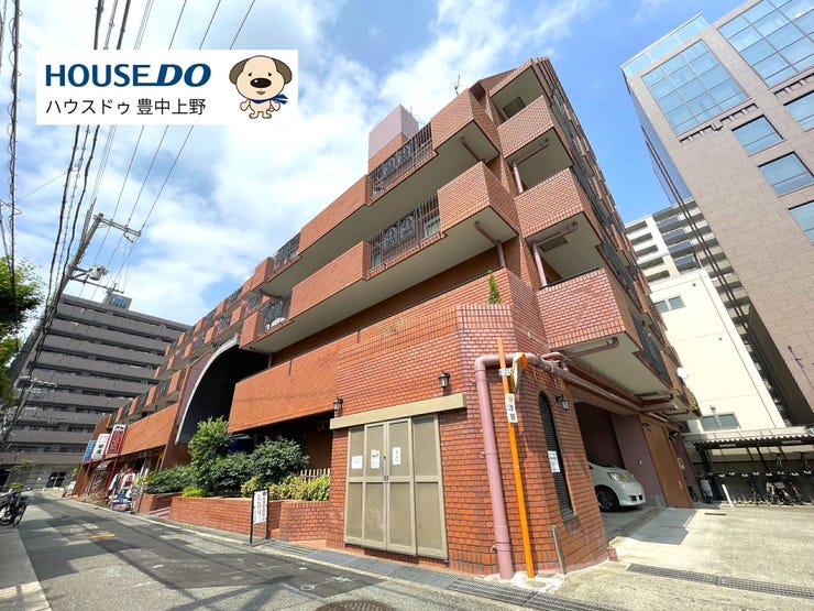 【外観】
大阪メトロ「江坂」駅まで徒歩約6分の好立地!小中学校、スーパー、公園なども徒歩10分圏内に揃っており、生活利便性の高いお住まいです!利便性重視の方におススメのマンションです♪