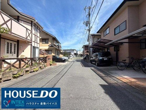 【閑静で整った街並みが広がる前面道路!】
道路幅にゆとりがあり車のすれ違いや駐車もスムーズ!交通量が少なく落ち着いた住環境で、お子様とのお散歩や日々の通勤通学も安心して心地よく行えますね♪