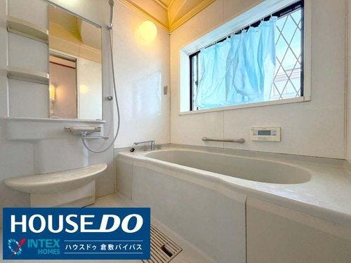 【窓付きで爽やかな快適バスルーム!】
大きな窓から自然光が差し込む明るい浴室!しっかりと換気ができて清潔感をキープ♪一日の疲れを癒やしながら、お子様との楽しいバスタイムをゆったり過ごせますね!