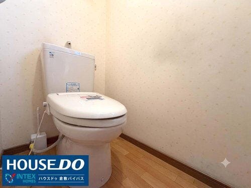 【清潔感あふれる快適トイレ空間!】
温かみのあるクロスと木目調の床がやさしい雰囲気を演出!清潔感たっぷりの落ち着く空間で、毎日気持ちよく利用できますね♪