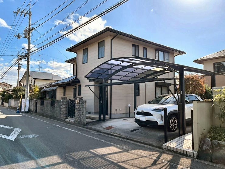 【外観】
外観を北西側より撮影。敷地は広々約78坪。駐車は並列2台可なお家です。