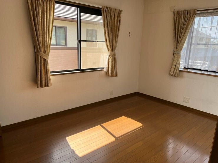 2階南西側洋室
家具の配置もしやすく明るいお部屋となってます♪